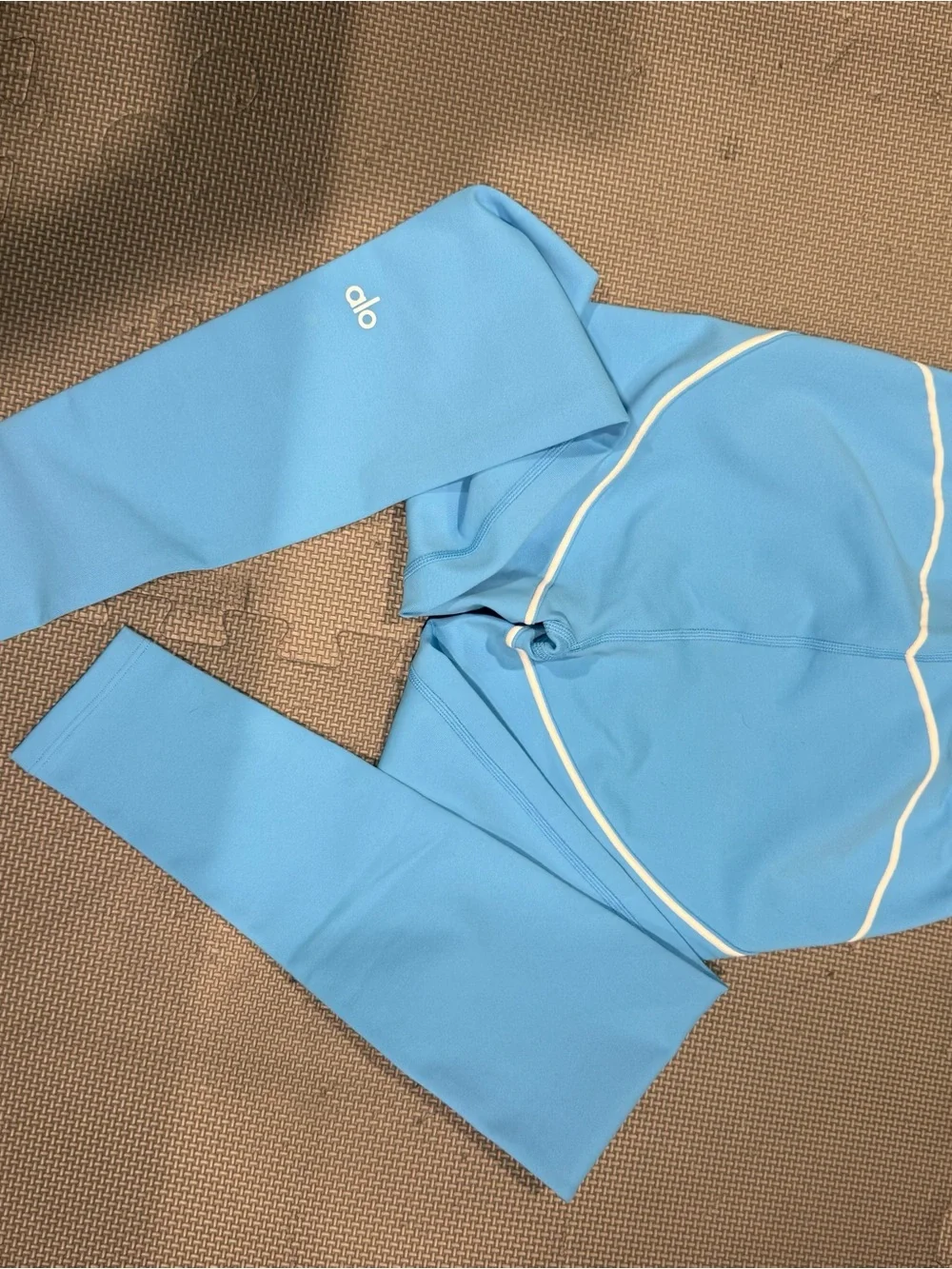 Alo Women’s Light Blue hearthrob Athletic Leggings with White Piping